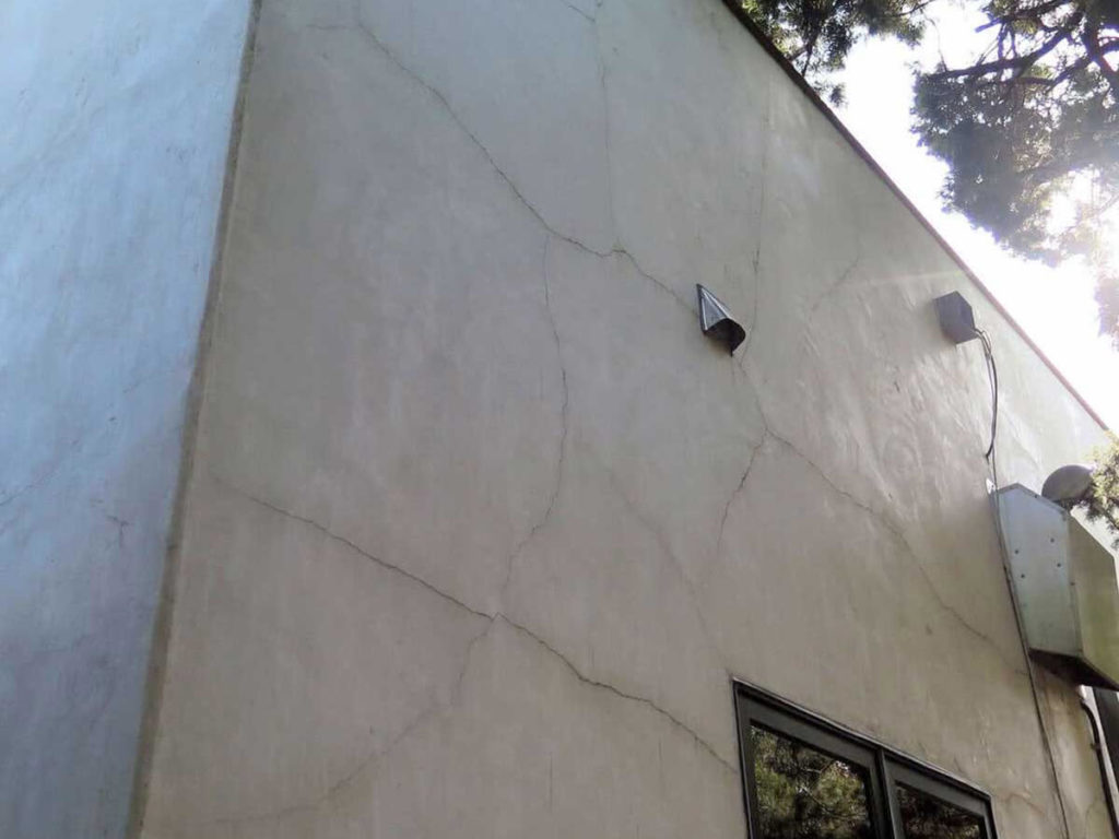 Roof consulting for stucco wall with cracks in Austin, Texas.